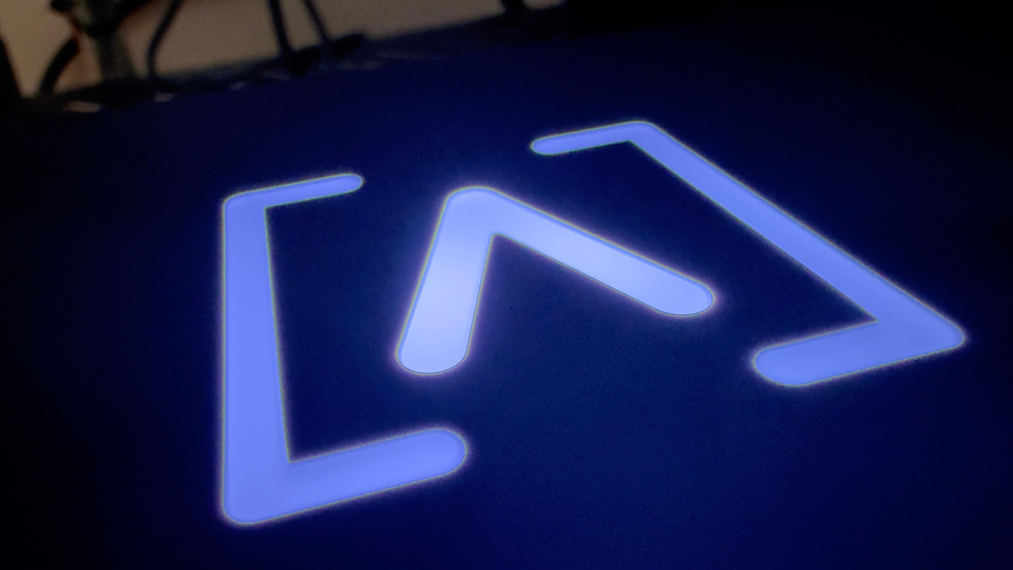Il logo [A] illuminato in blu del Route10 sul lato del chassis