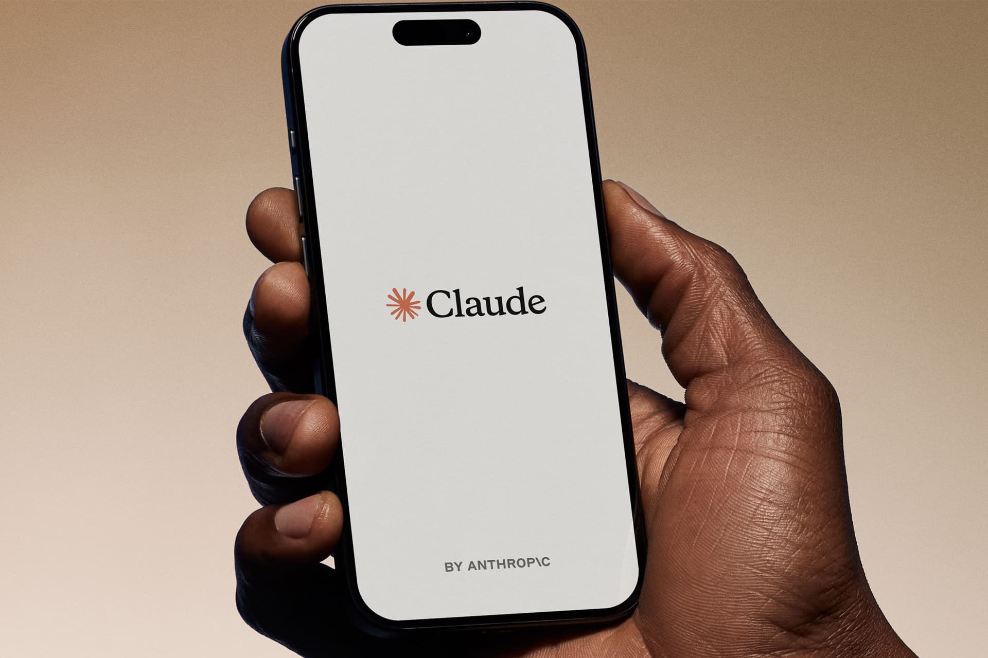 Milioni mollano ChatGPT per Claude. Che crolla sotto il peso della rivolta