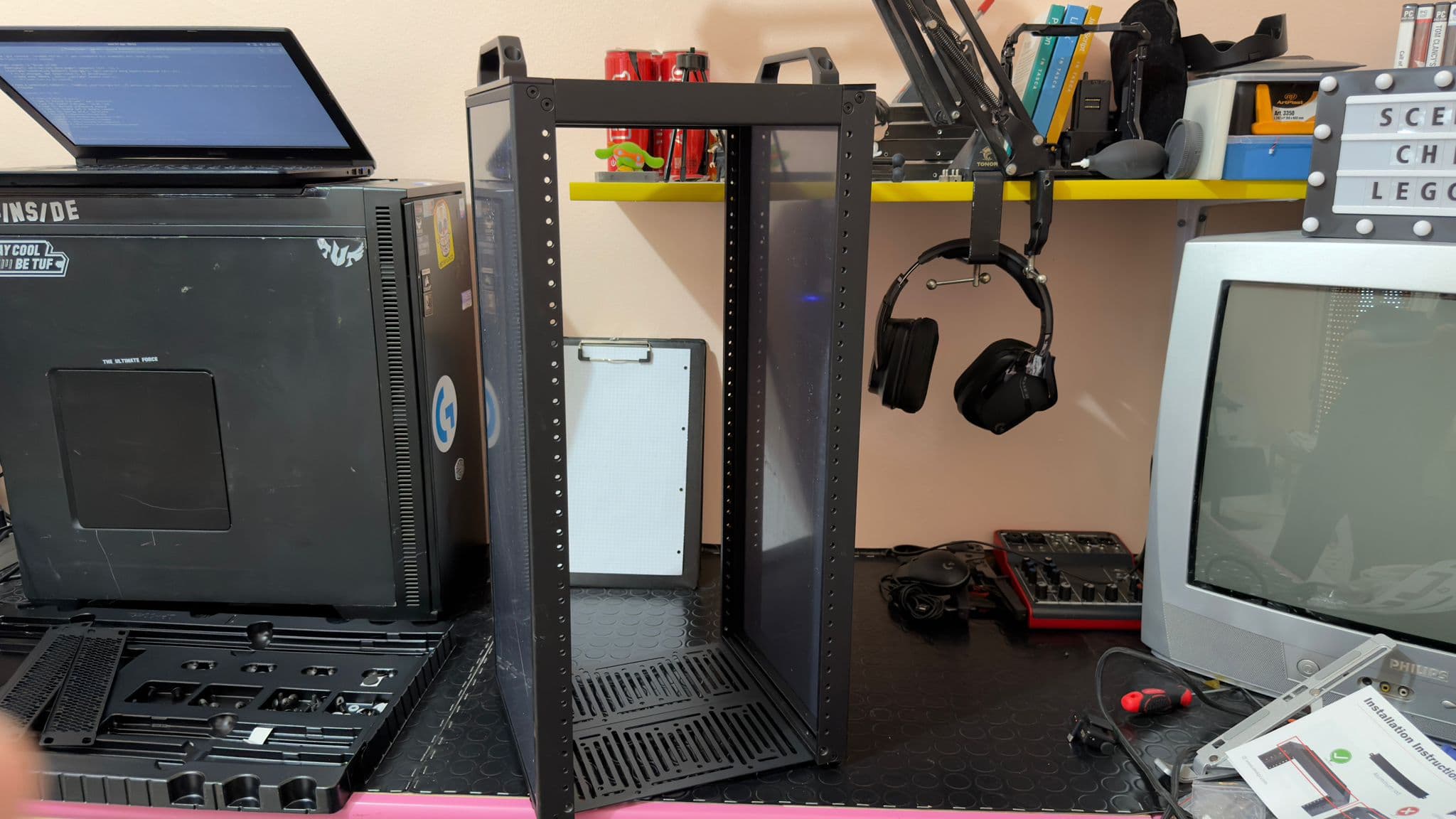 DeskPi Rack Mate T2 rack montato vuoto — vista reale in luce naturale, homelab build in corso