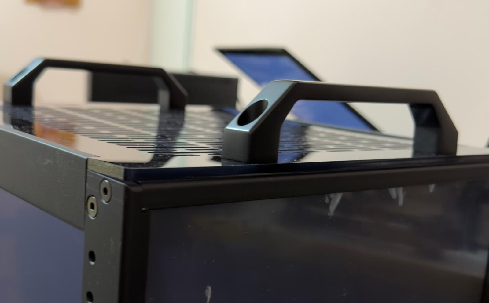 maniglie DeskPi Rack Mate T2 vista dall'alto open frame rack desktop homelab