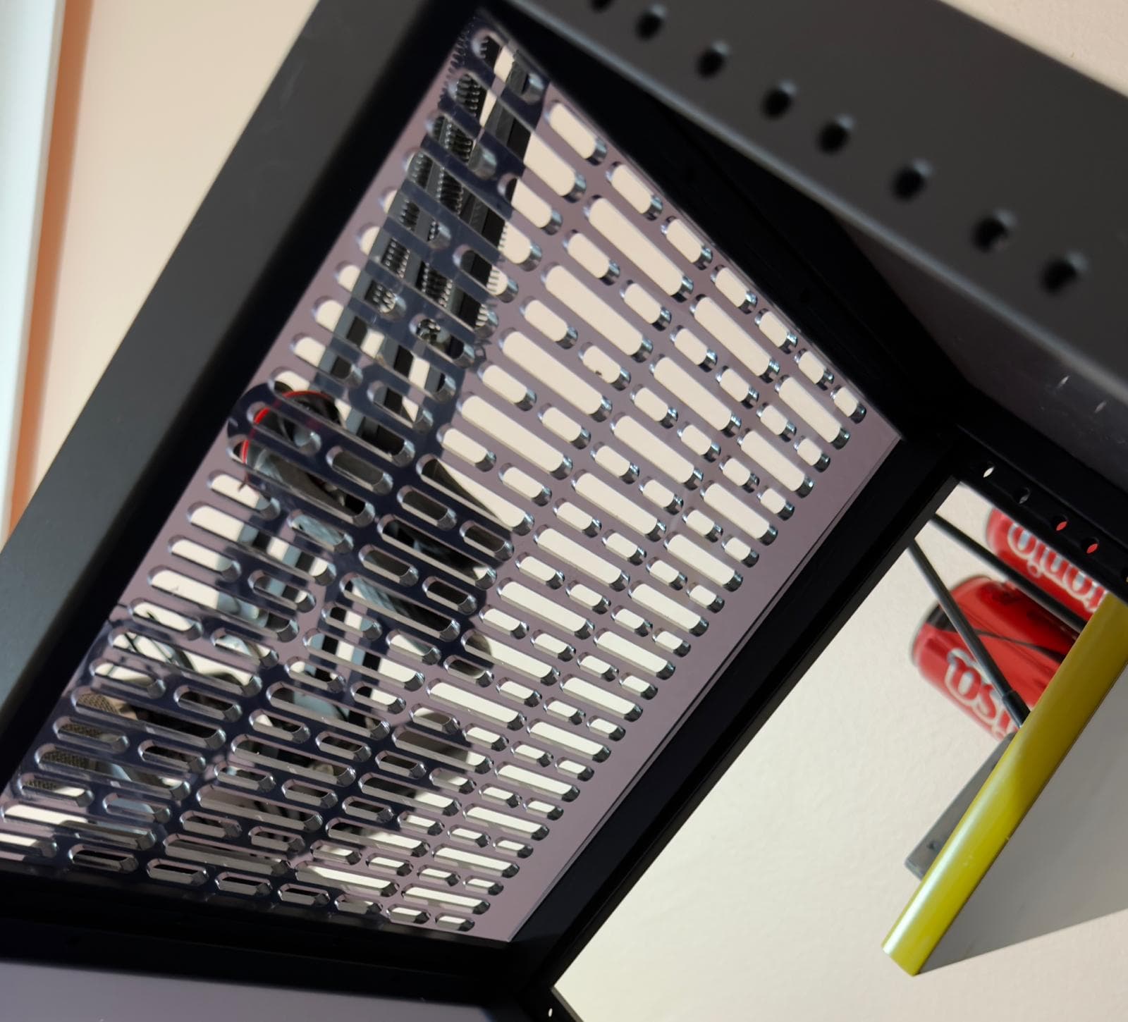 close-up pannello forato DeskPi Rack Mate T2 mini rack 10 pollici homelab