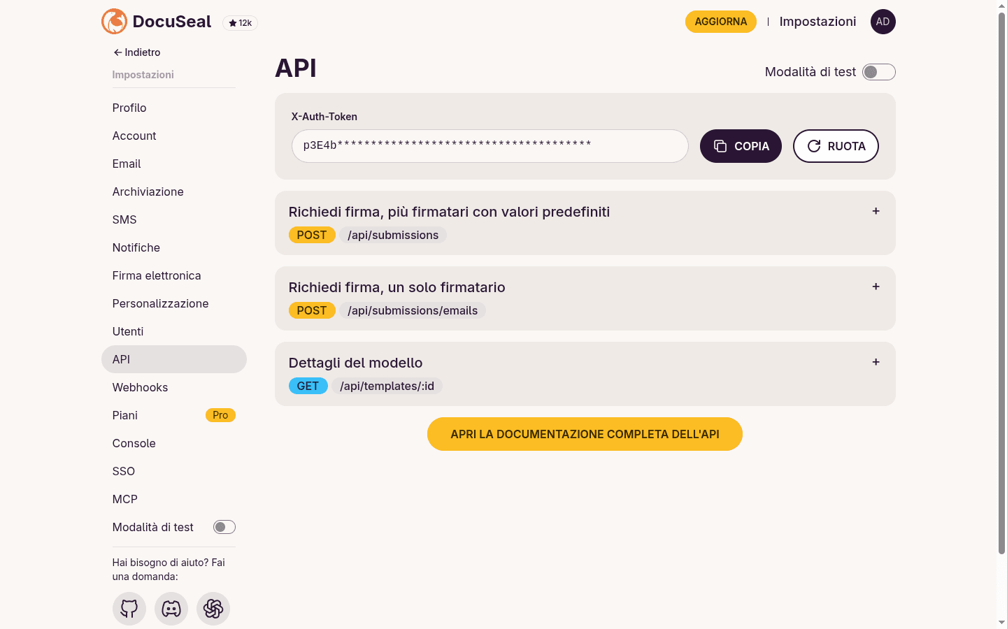 Pagina impostazioni API di DocuSeal con il token X-Auth-Token visibile e gli endpoint POST submissions e GET templates documentati