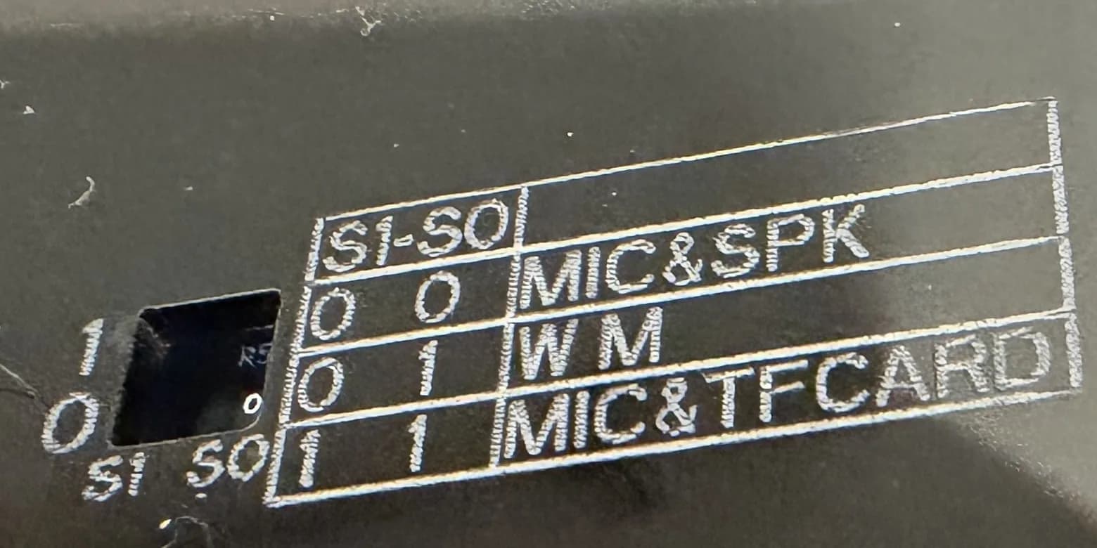 La tabella del DIP switch serigrafata sul retro del CrowPanel: 00 microfono e altoparlante, 01 modulo radio, 11 microfono e scheda TF