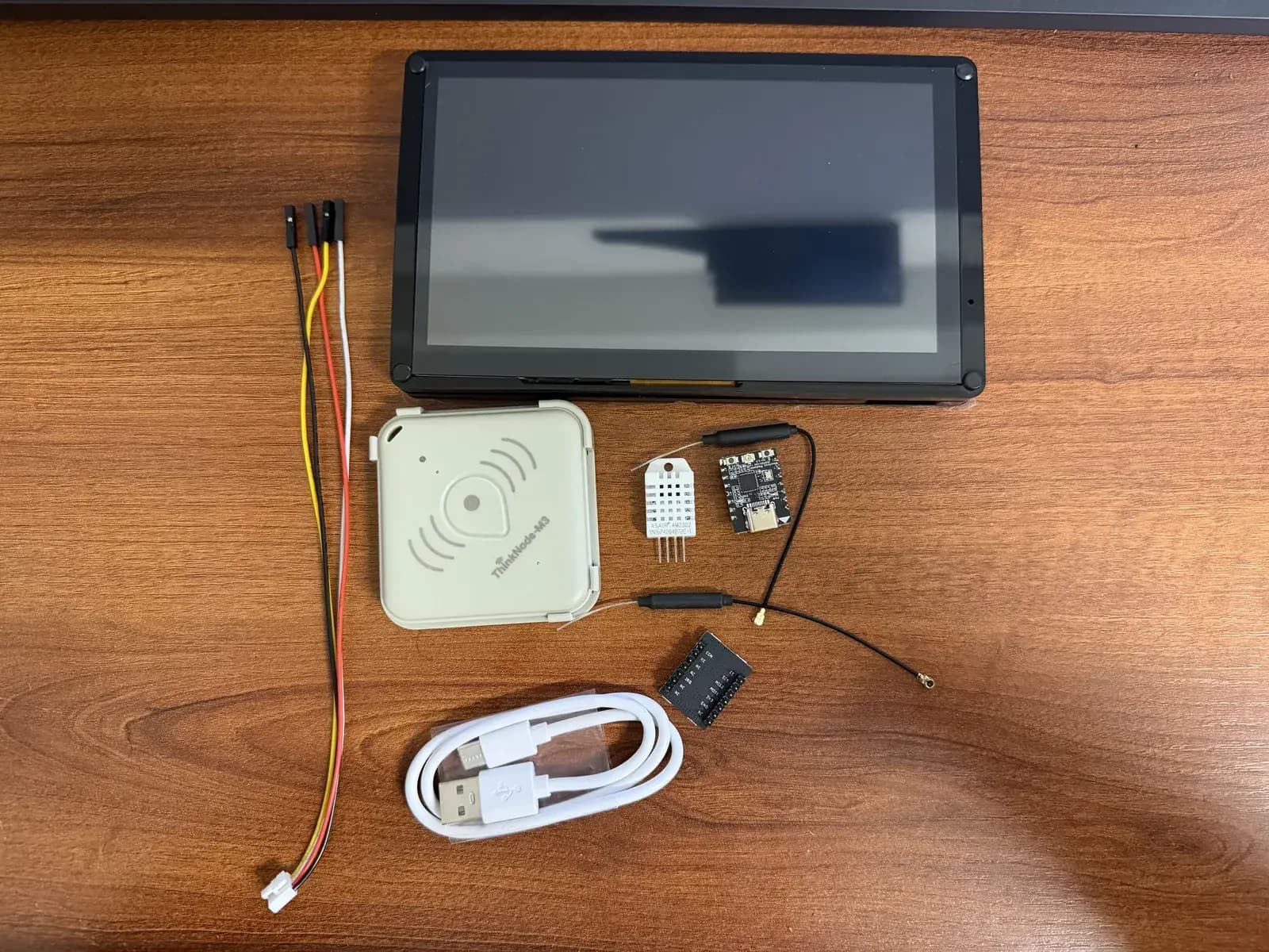 Il kit Elecrow sul banco: CrowPanel Advance 7, ThinkNode M3, sensore AM2302, due moduli radio con antenna, cavo a quattro fili e cavo USB