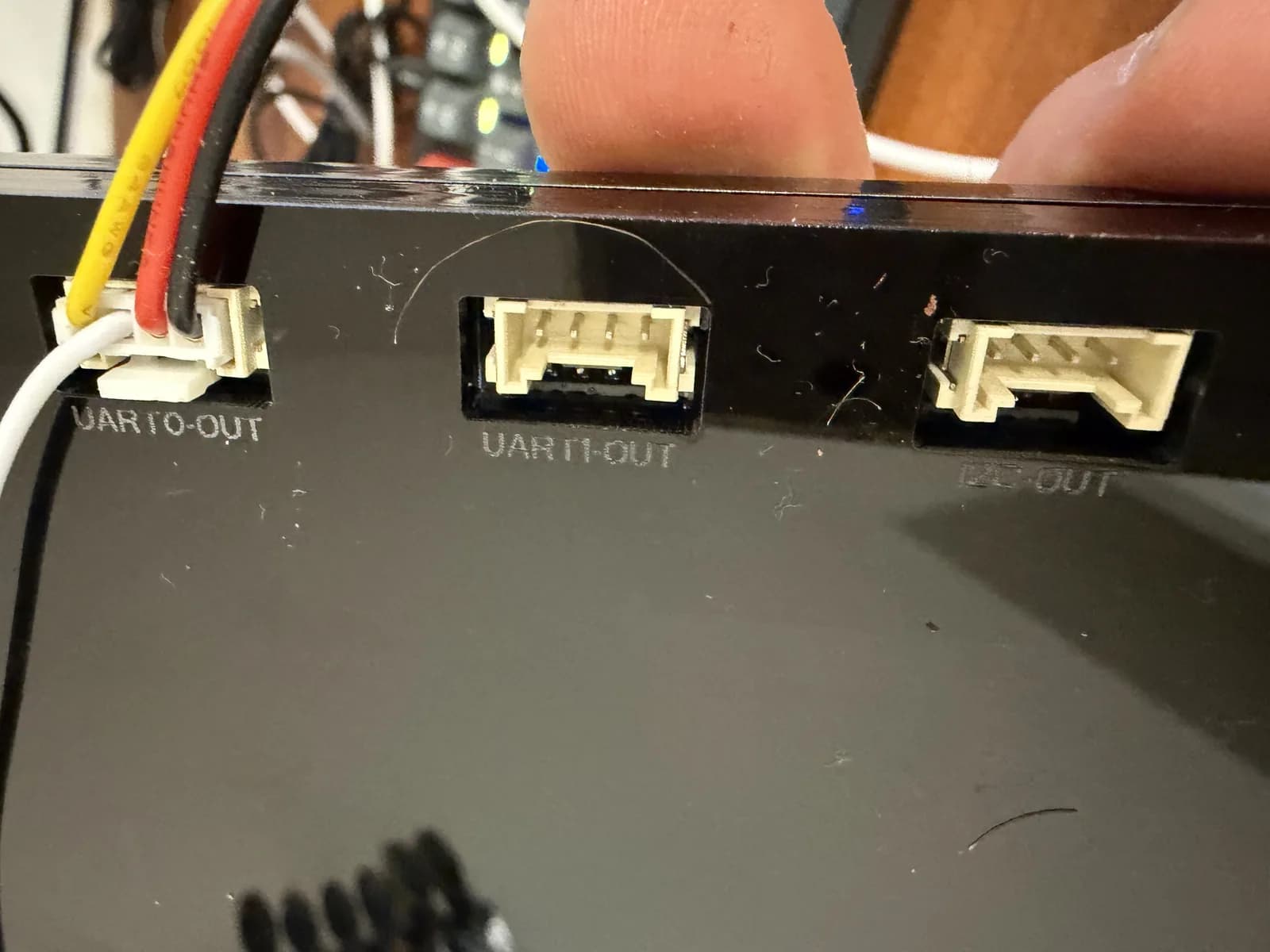 Le porte UART0-OUT, UART1-OUT e I2C-OUT sul retro del CrowPanel Advance 7, con il cavo del sensore collegato alla prima