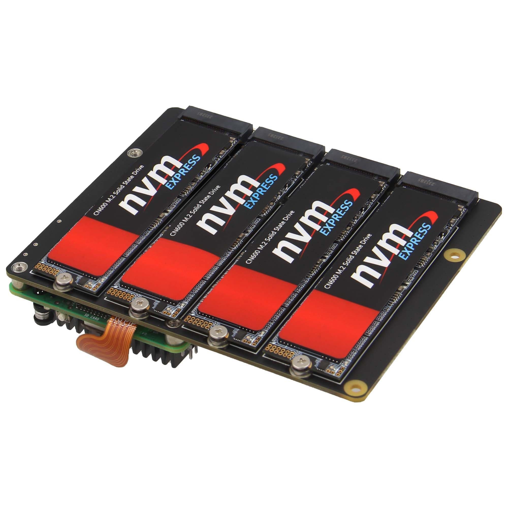 Il Geekworm X1011 con quattro SSD NVMe M.2 di marche e formati diversi montati sulla board sopra un Raspberry Pi 5