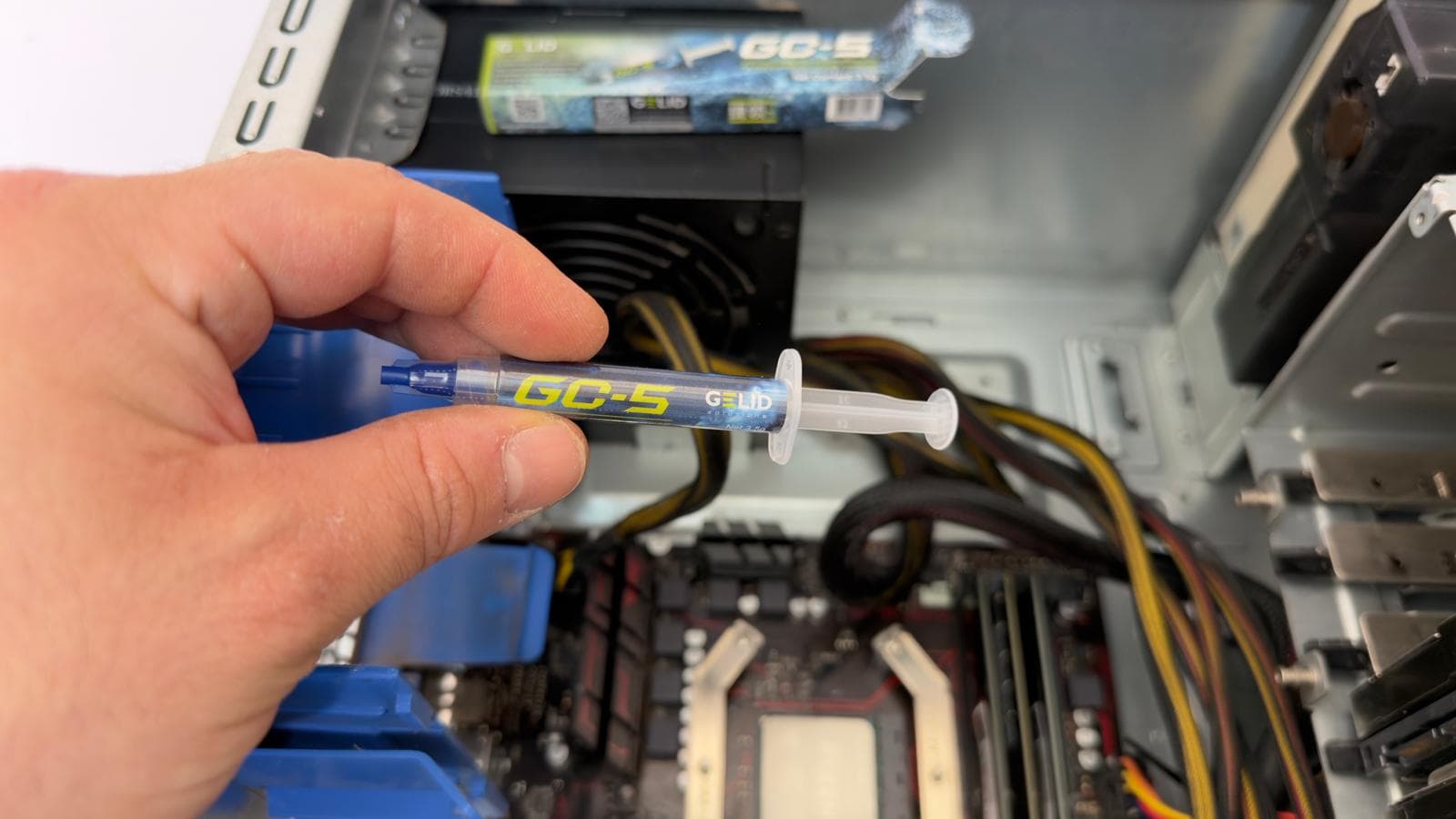 Siringa GELID GC-5 davanti al server pve aperto