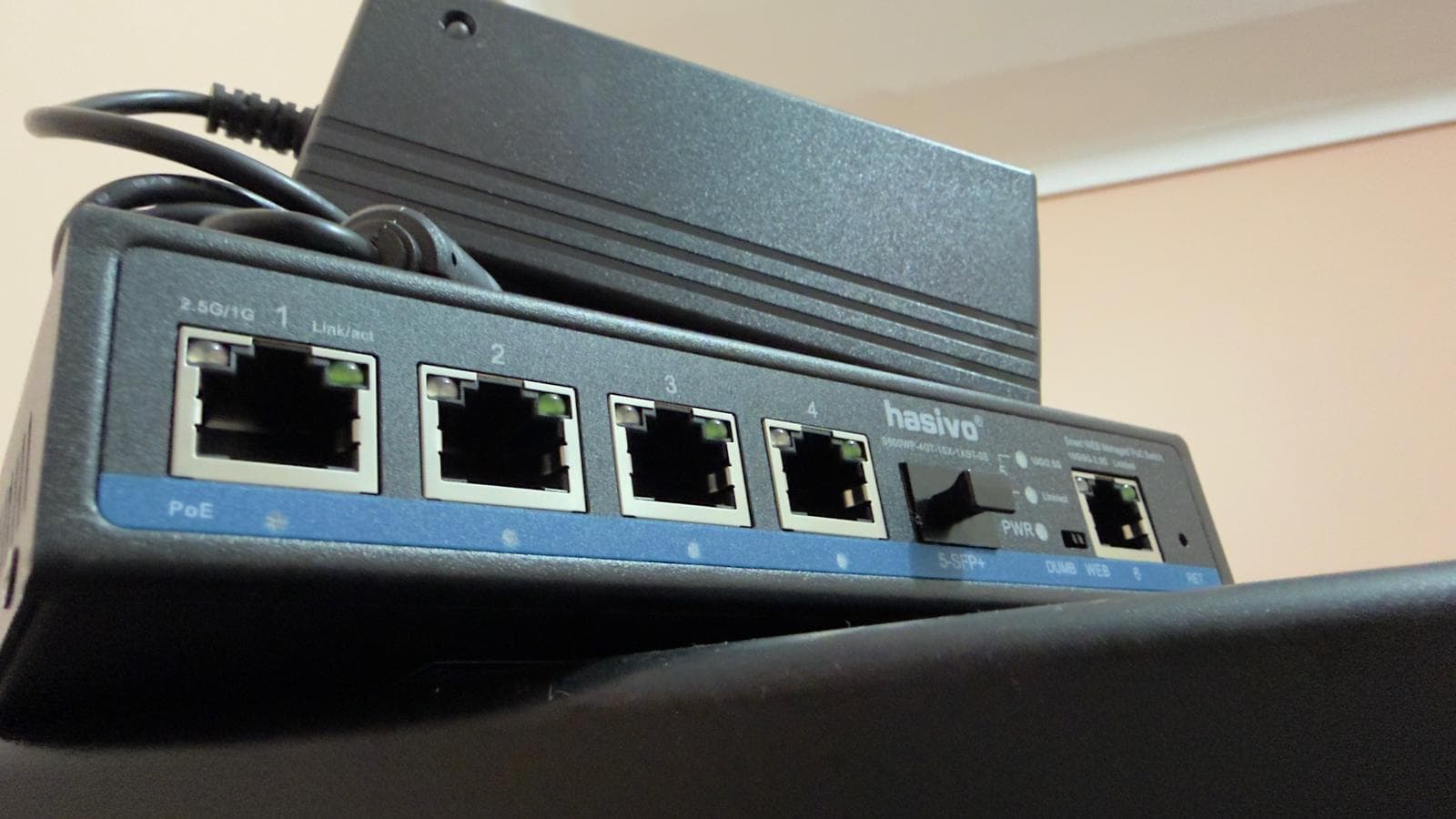 Hasivo S600WP-4GT-1SX-1XGT-SE vista angolare — porte PoE e LED attivi