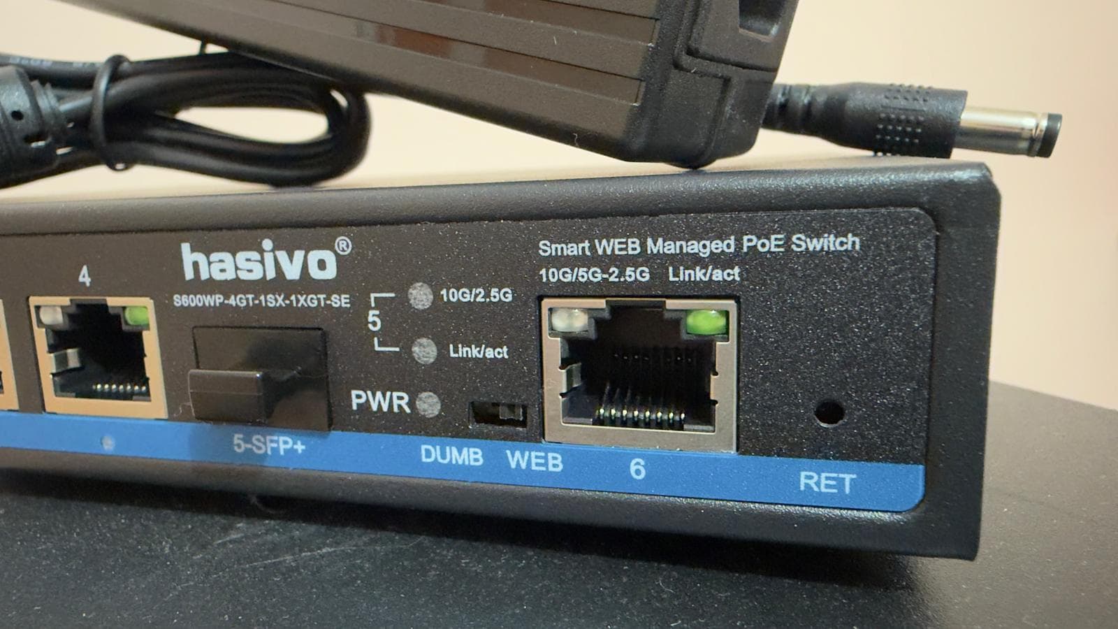 Hasivo S600WP close-up — toggle DUMB/WEB e porta 10GBase-T