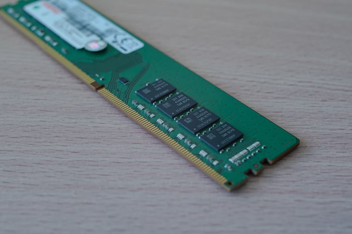 Moduli RAM DDR5 in primo piano su scheda madre
