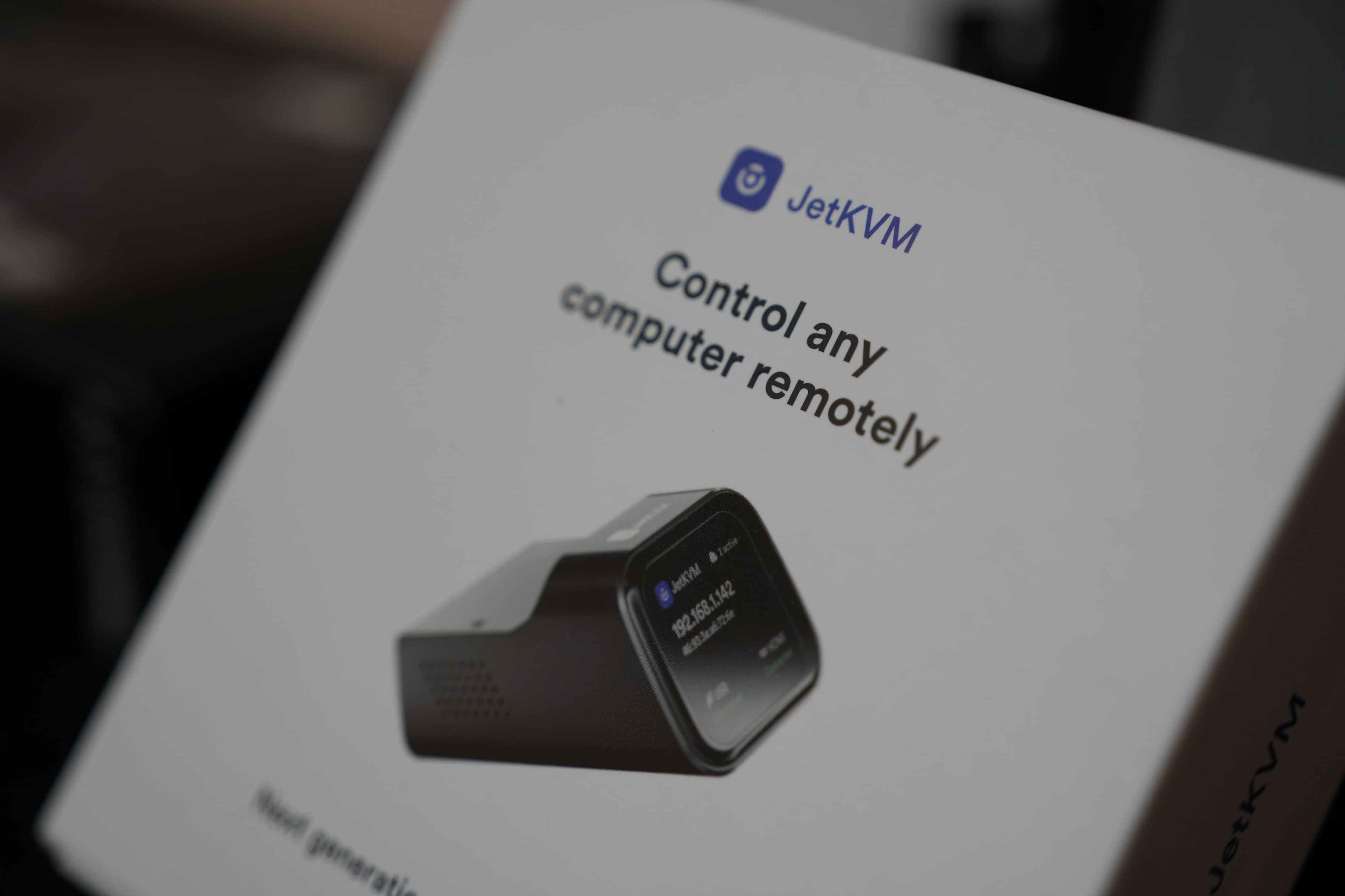 Scatola JetKVM — "Control any computer remotely, Next generation open-source IP KVM"