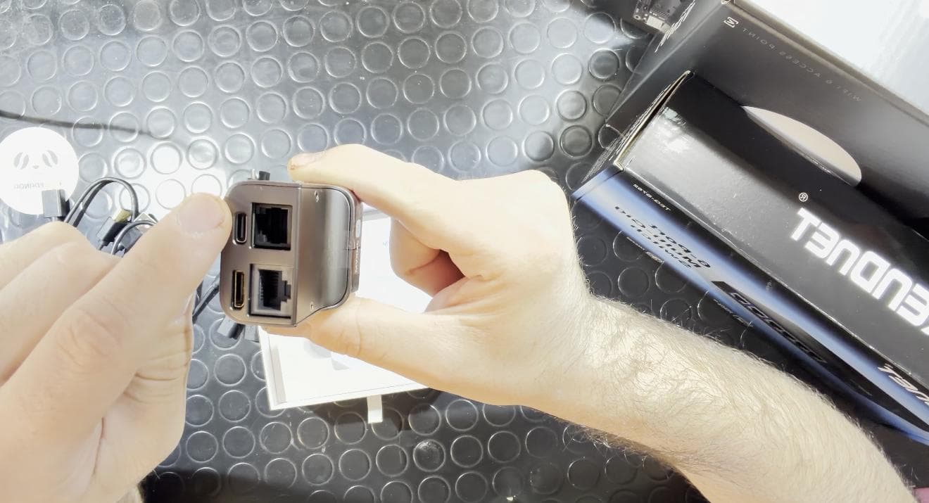 Porte del JetKVM: USB-C alimentazione, USB-C dati, porta ethernet, mini HDMI