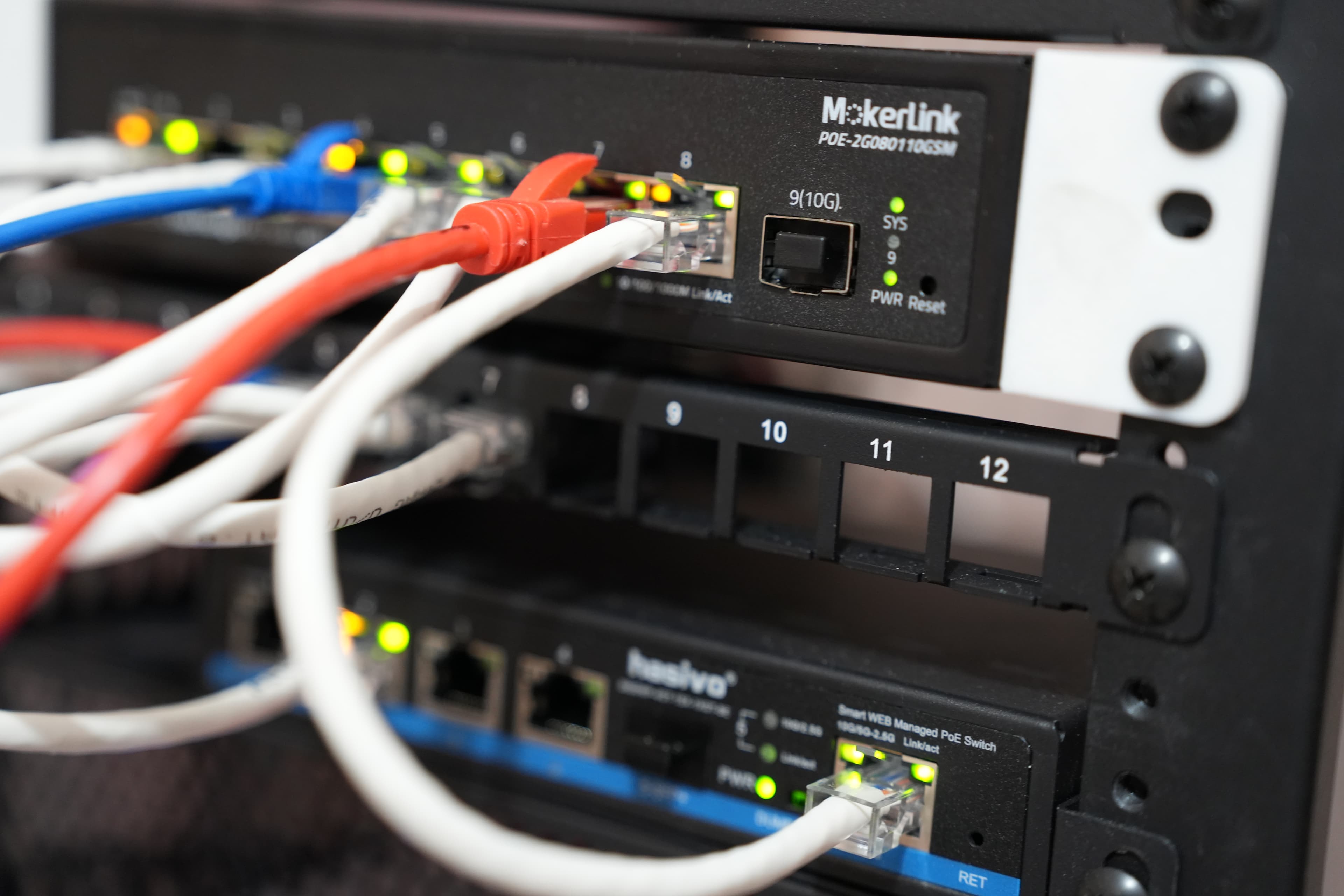 Cavi di rete sullo switch — porta JetKVM e porta LattePanda collegate