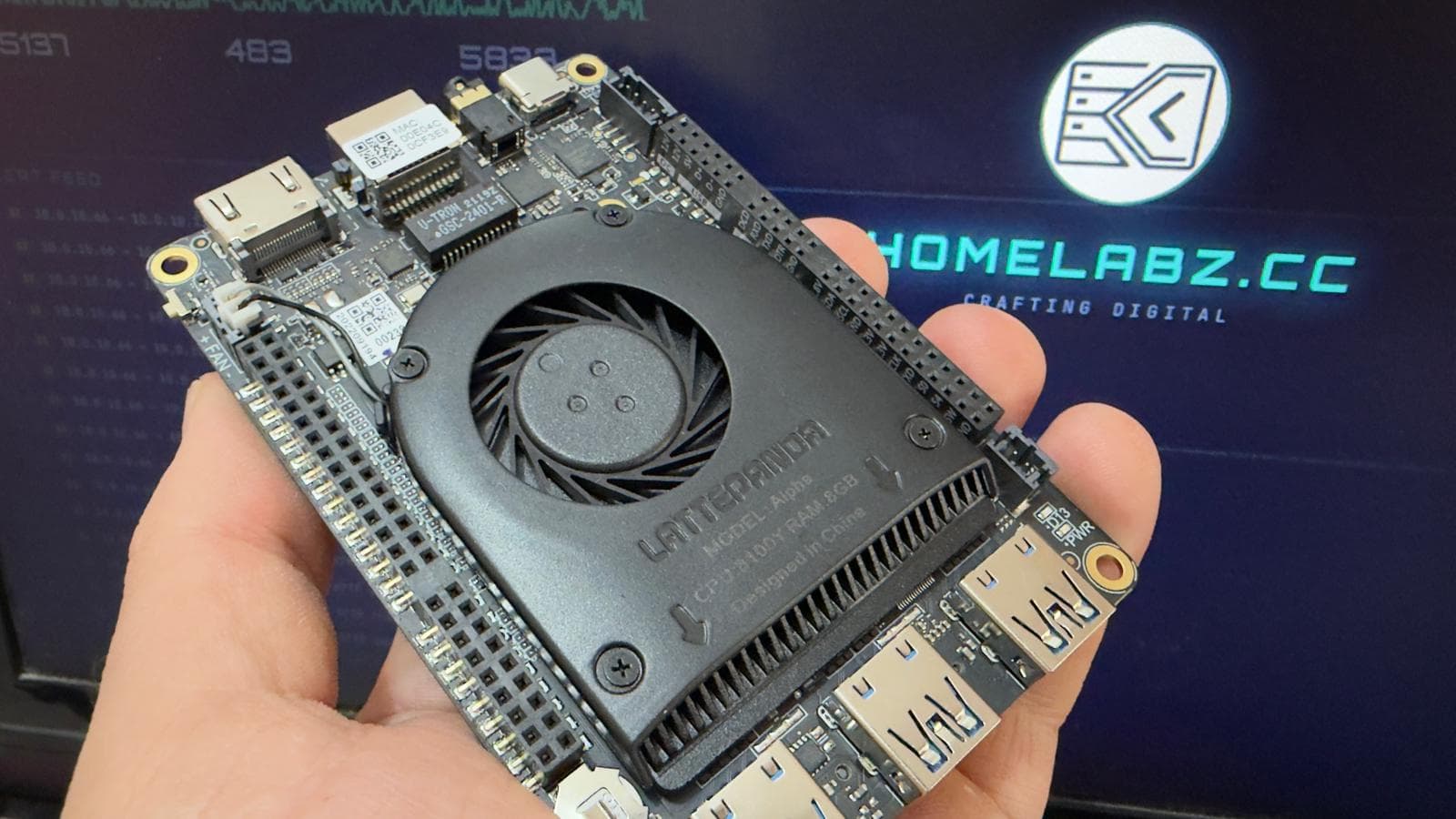 LattePanda Alpha 800s senza case — board tenuta in mano, si vede la ventola centrale sopra il chip m3-8100Y e il form factor ~115x78 mm