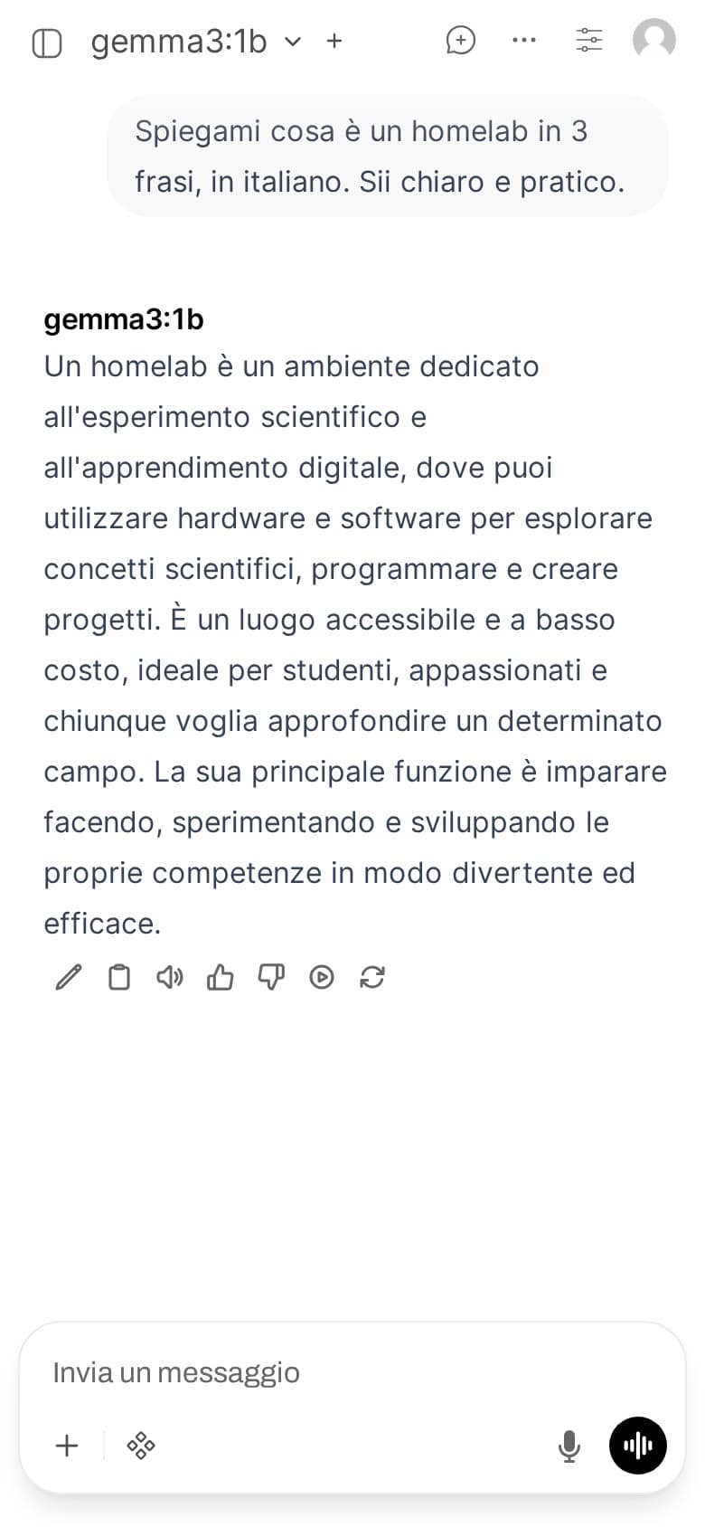 Stessa chat di Open WebUI vista da smartphone 390x844 pixel, interfaccia responsive con input in basso e risposta in italiano