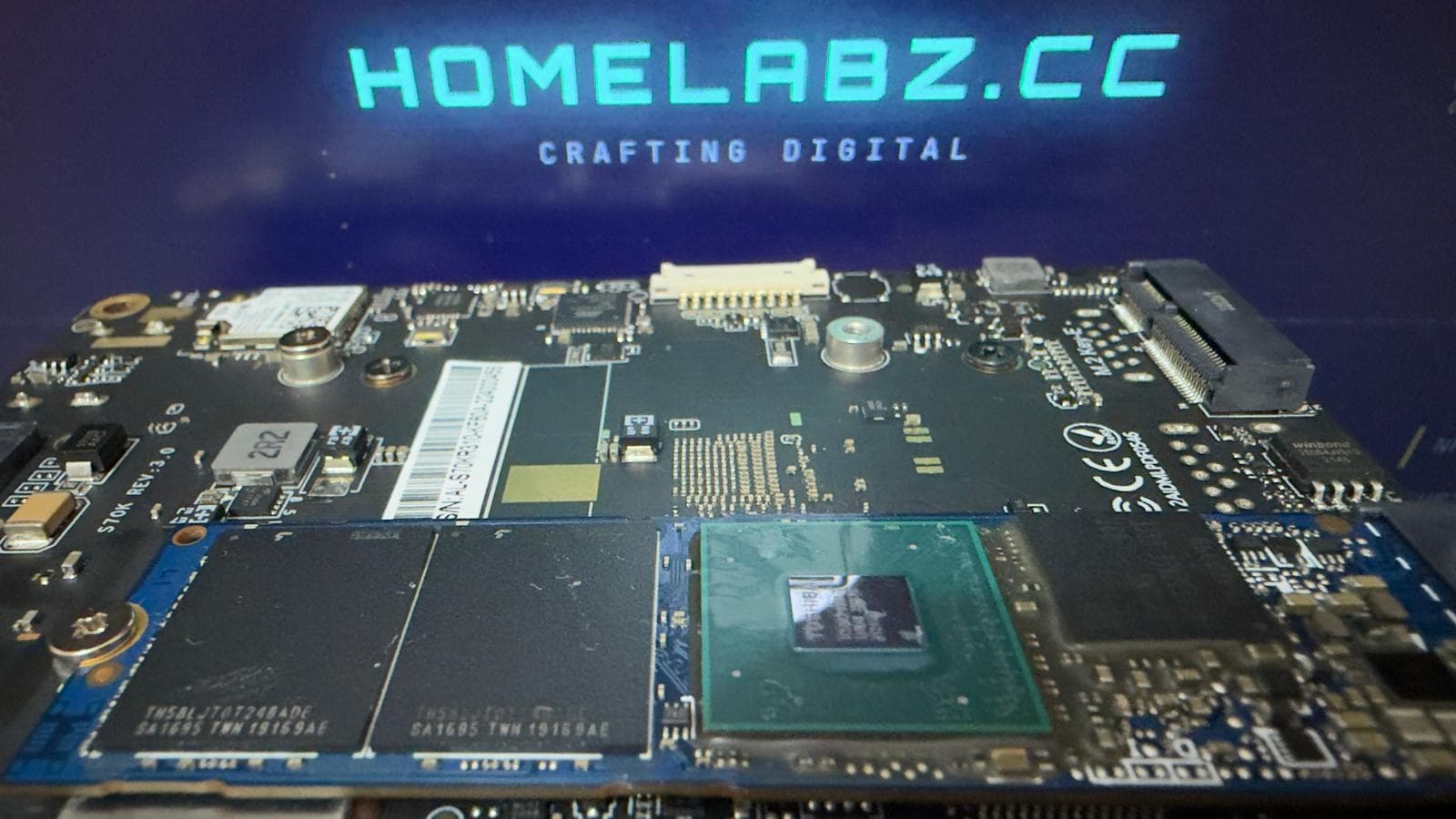 Retro della LattePanda Alpha con due slot M.2: a sinistra l'SSD Kioxia XG6 KXG60ZNV256G installato con chip NAND e controller visibili, a destra il secondo slot M.2 vuoto