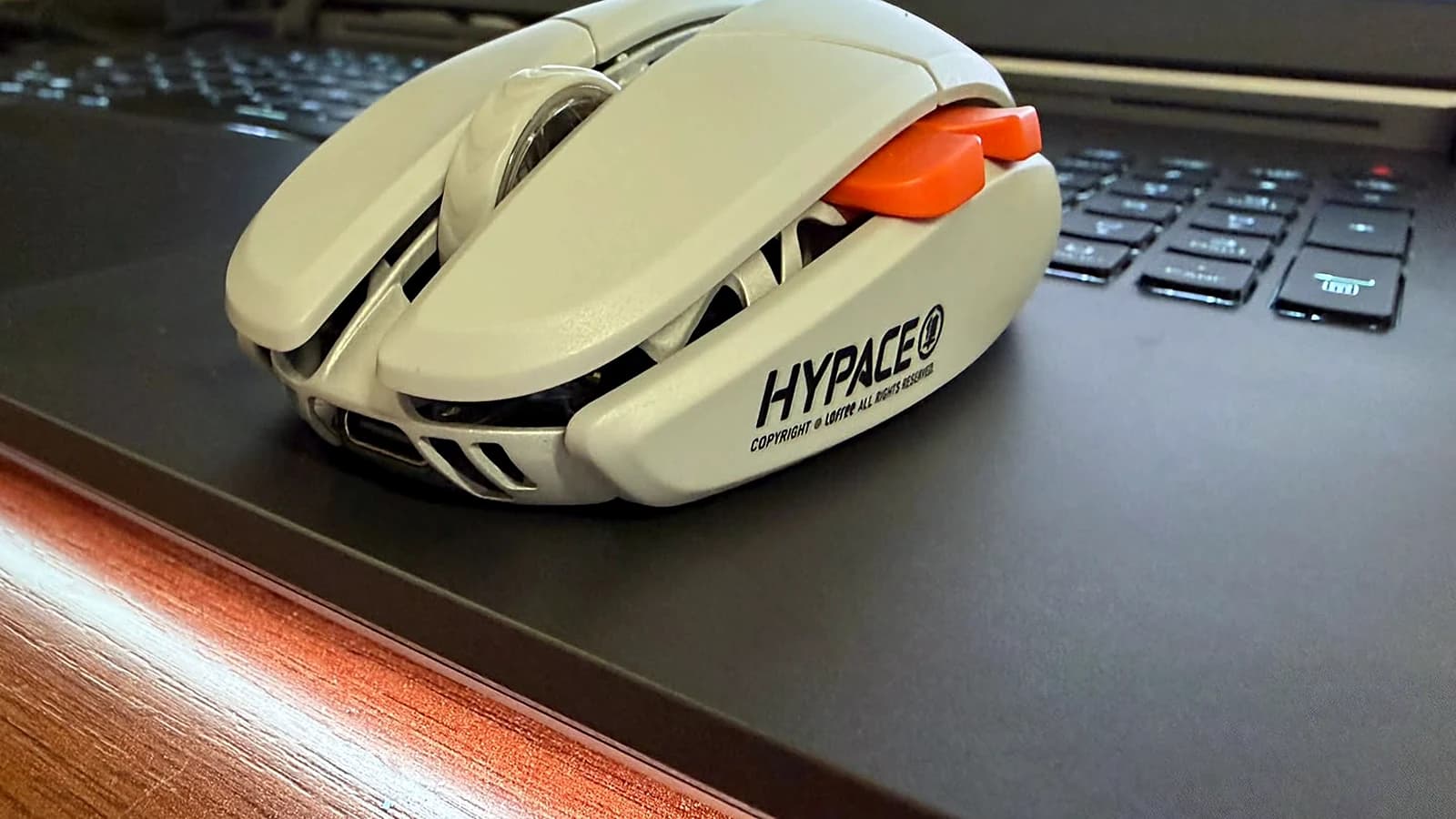 Il Lofree Hypace sulla mia scrivania, appoggiato sul laptop dopo due mesi di uso quotidiano: si vedono il logo HYPACE sul fianco, lo switch arancione e le aperture del telaio scheletrato