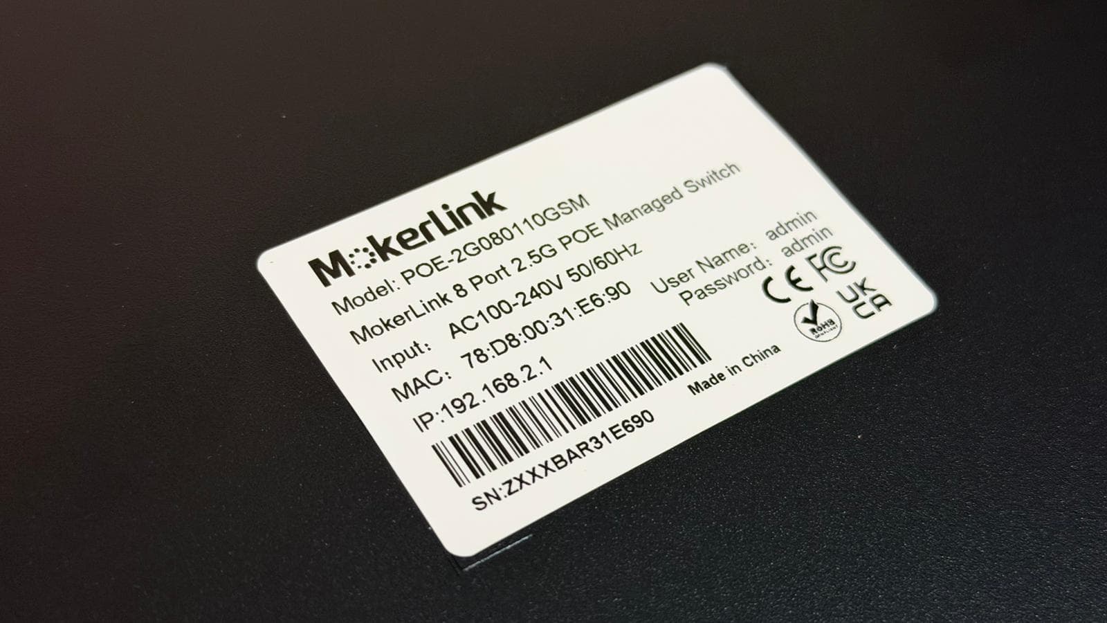 MokerLink POE-2G080110GSM etichetta — modello e credenziali di fabbrica