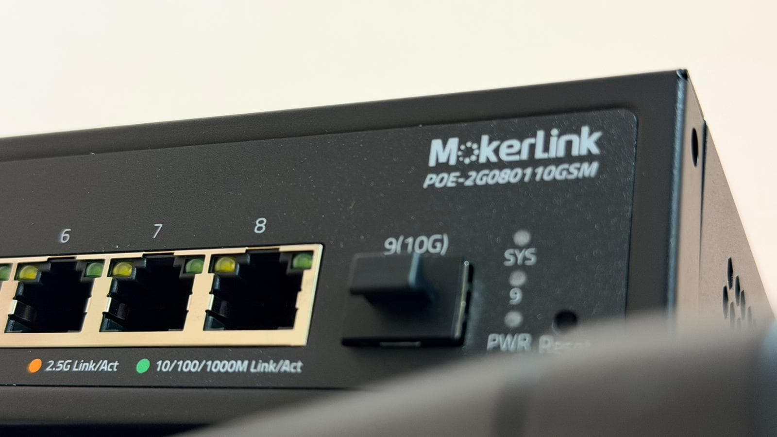 MokerLink POE-2G080110GSM close-up SFP+ 10G e LED SYS/PWR