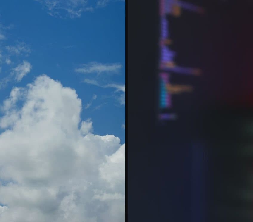 Confronto Pexels: cloud hosting mostra un cielo con nuvole, cloud computing mostra codice su schermo