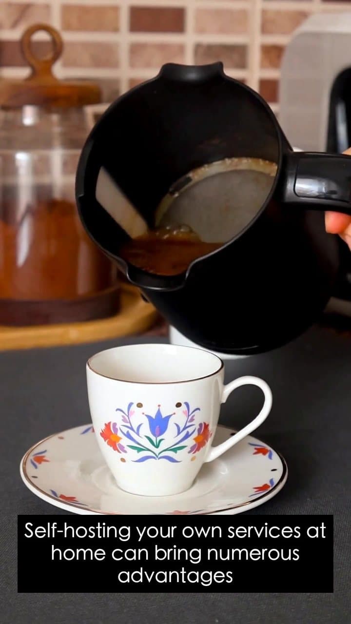 Fotogramma del video AI: una mano versa il caffè da una caffettiera, mentre la voce parla di self-hosting