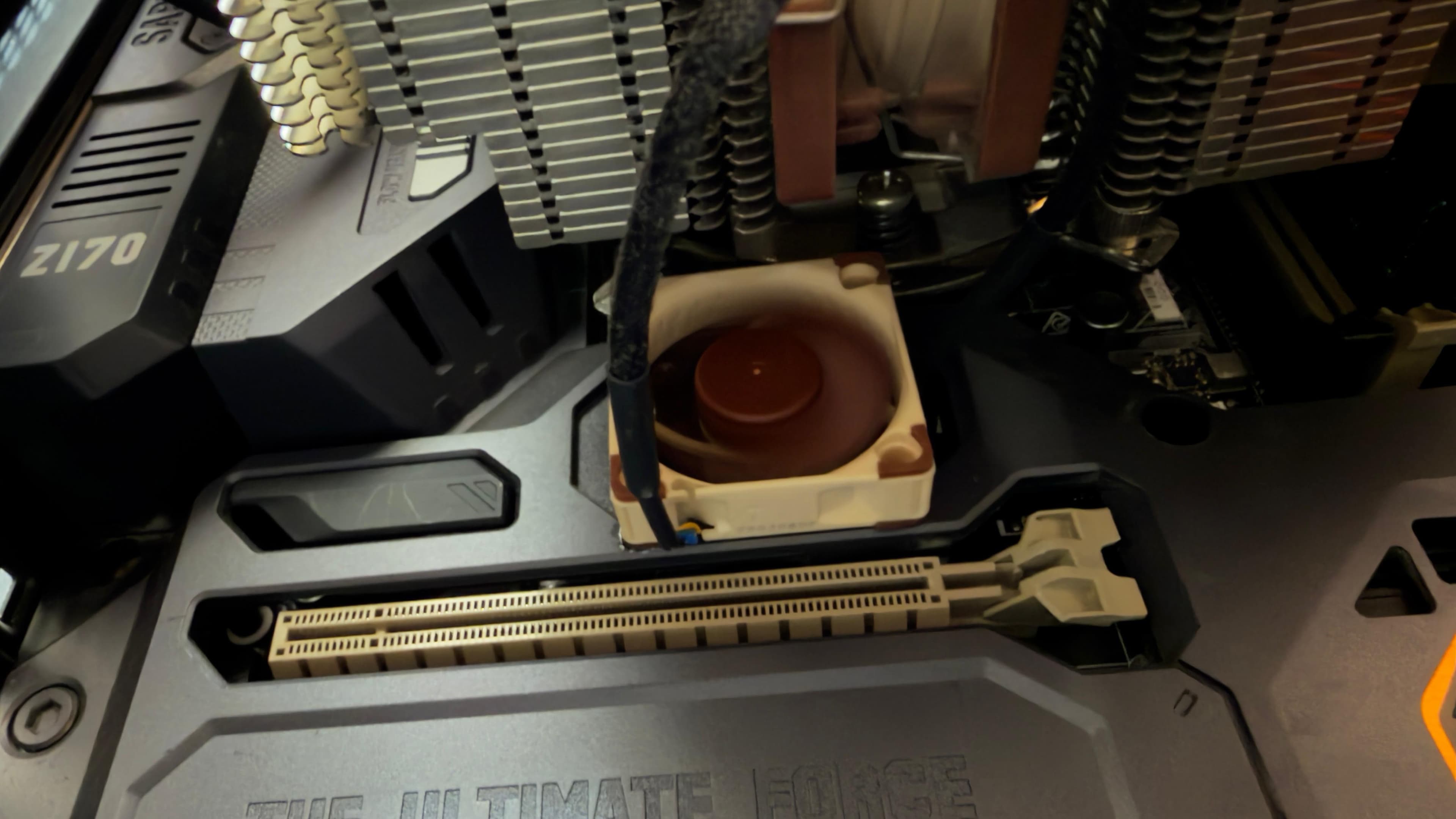 Noctua NF-A4x10 PWM installata nel TUF Thermal Armor della ASUS Sabertooth Z170 Mark 1