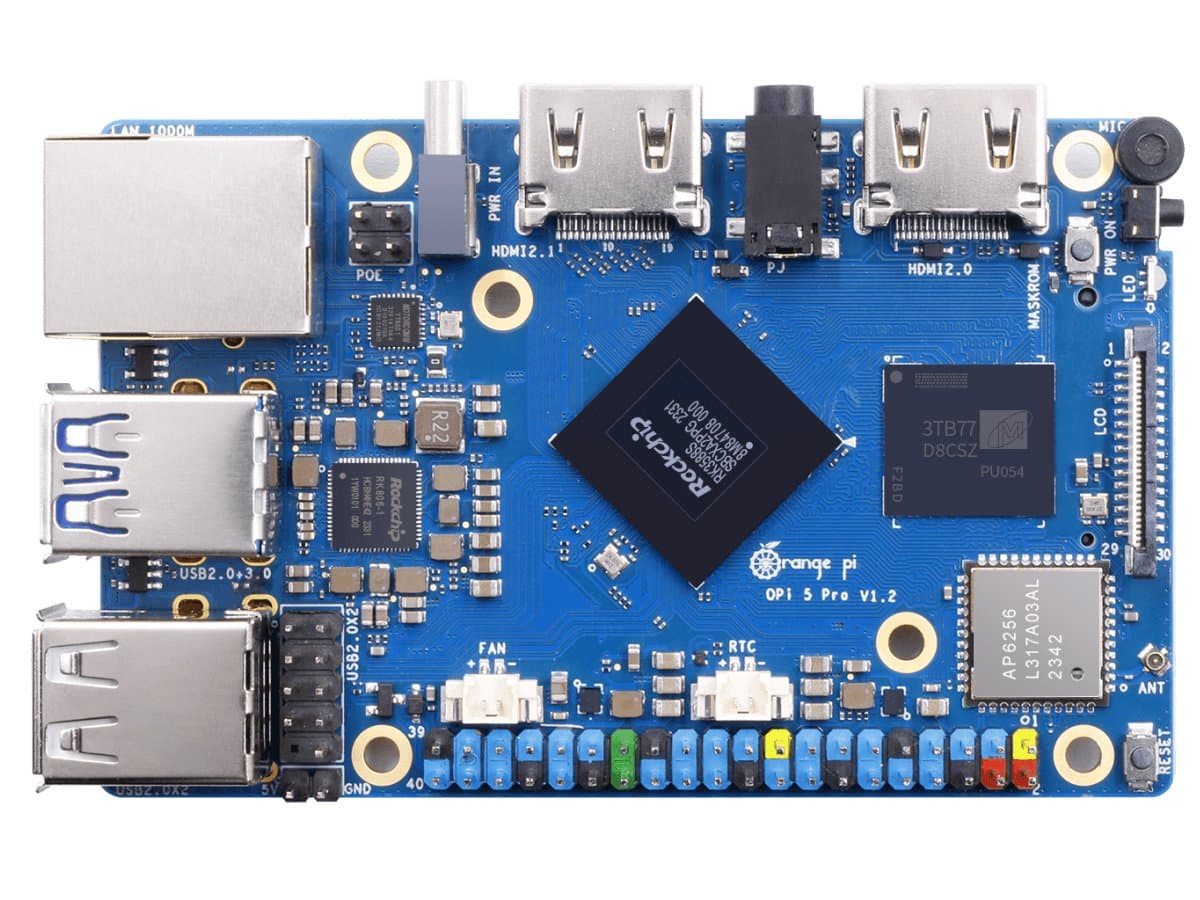 Orange Pi 5 Pro vista dall'alto: SoC Rockchip RK3588S, header GPIO a 40 pin, doppia HDMI, USB 3.0 e 2.0, Gigabit Ethernet con PoE e slot M.2 per NVMe