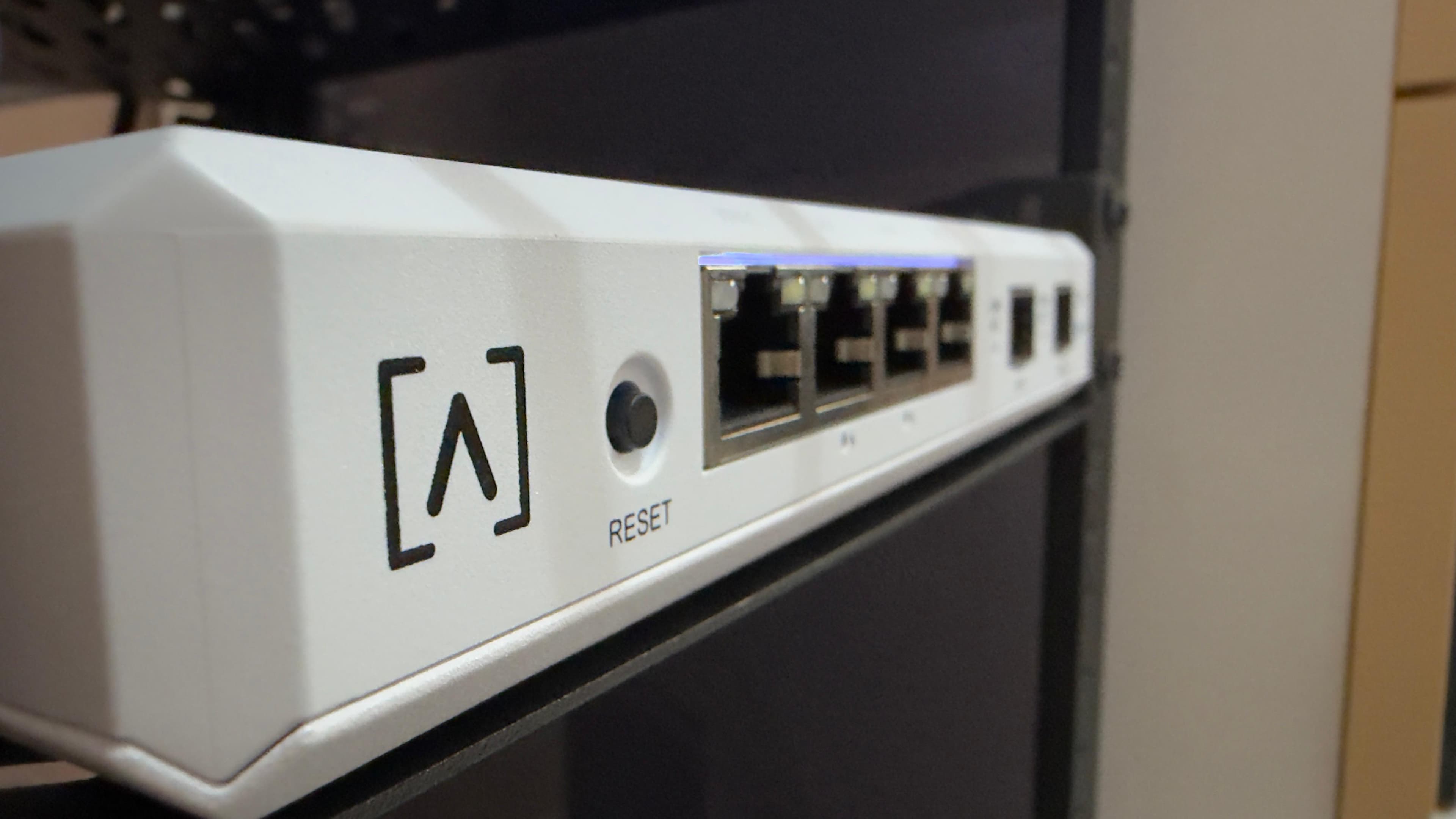 2.5, 10 Gbps e fibra: cosa cambia davvero (e perché i cavi del rack contano)