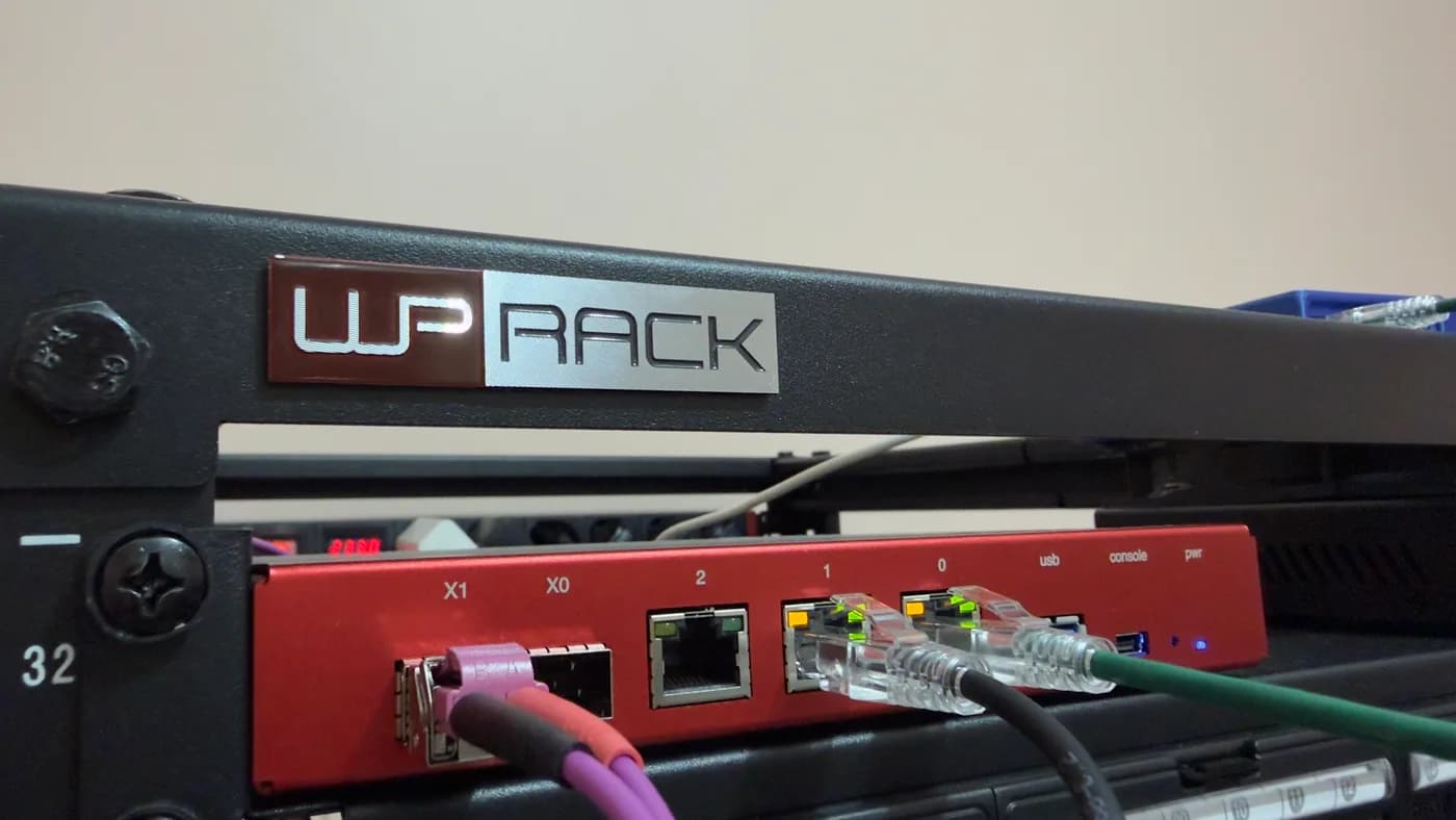 Telaio open frame WP Rack 19 pollici con il firewall Deciso DEC750 rosso in alto e cablaggio colorato