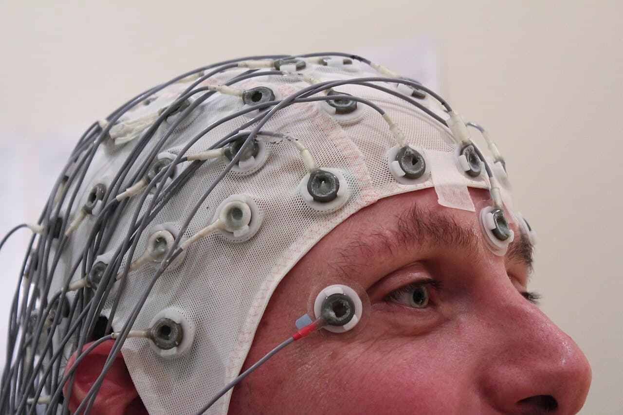 Interfaccia cervello-computer con elettrodi EEG per la ricerca neurotecnologica