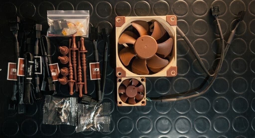 Noctua ventole homelab unboxing flatlay — NF-A8 PWM e NF-A4x10 PWM con accessori e cavetteria