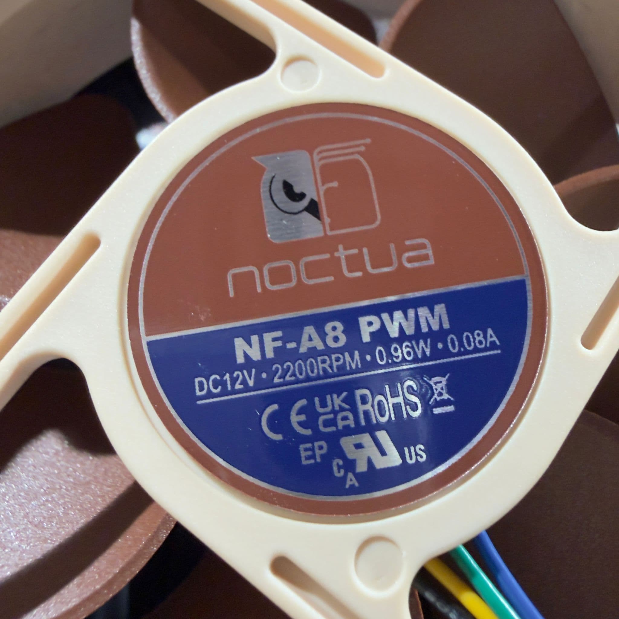 Etichetta Noctua NF-A8 PWM — DC12V 2200RPM 0.96W certificazioni CE RoHS
