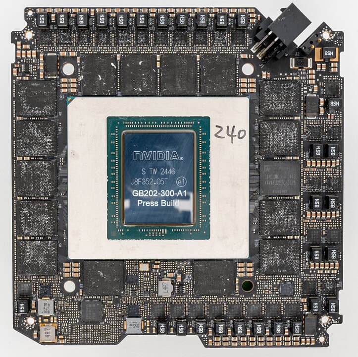 RTX 5090 Founders Edition vista frontale, dual-slot dual-axial con vapor chamber