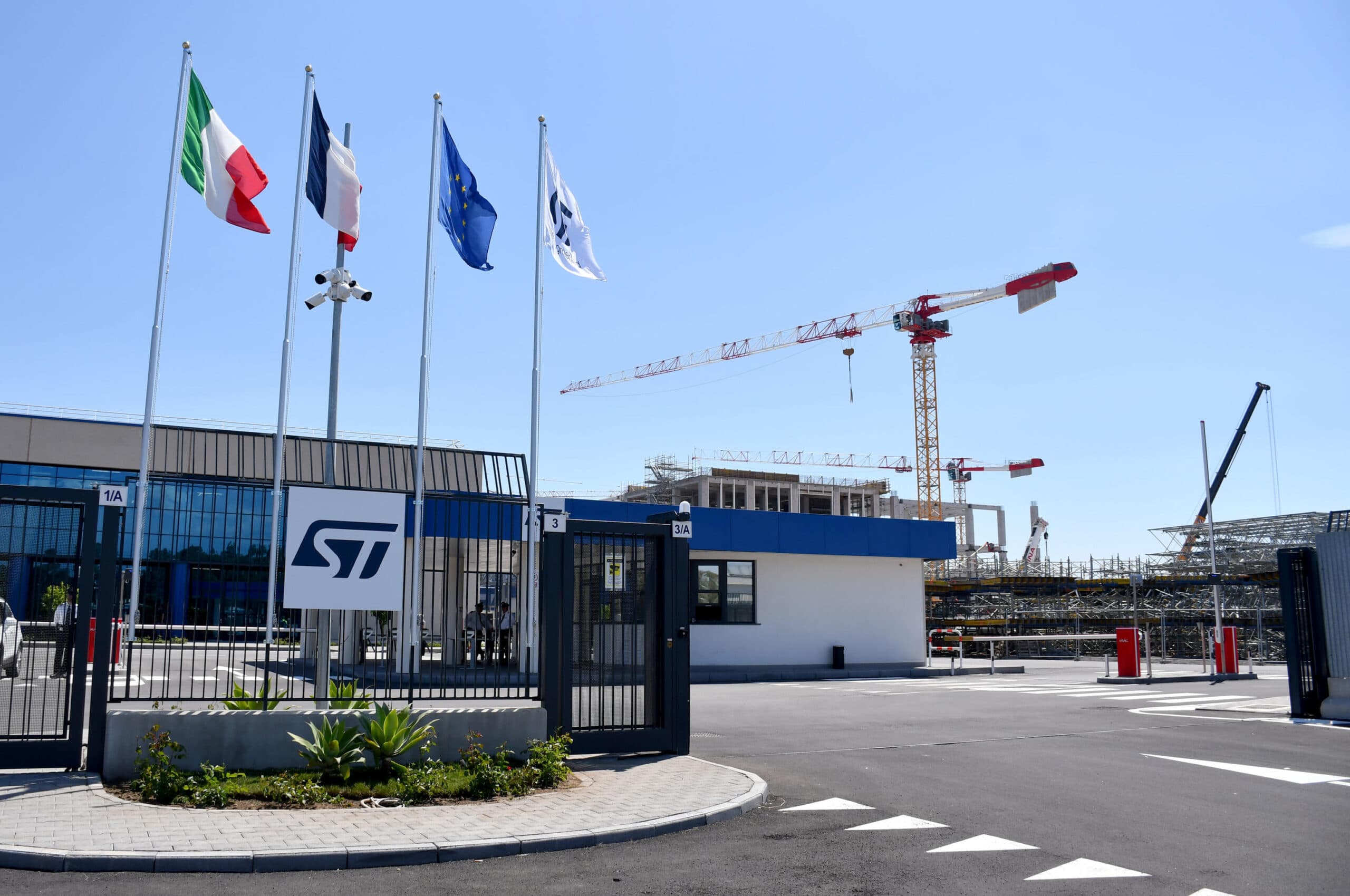 Visita istituzionale di Urso, Vestager e Chery al sito di Catania